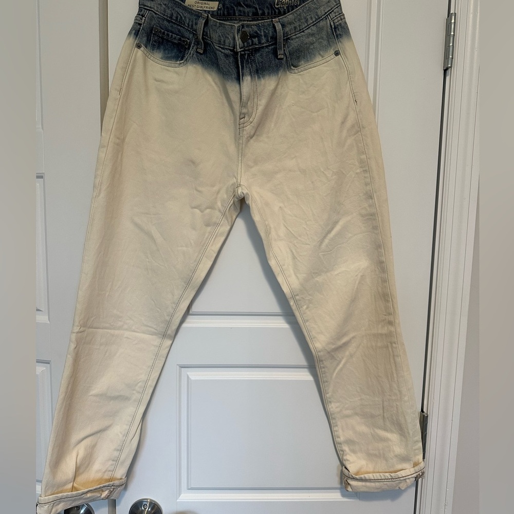 Cute ombré jeans. Girlfriend cut